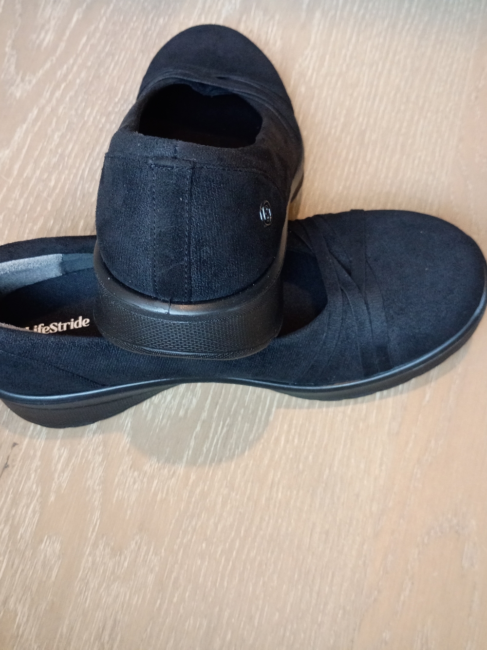 NWT Life Stride B Zees Women's Slip-On Crossover Flats Black  8.5 COMFORTABLE